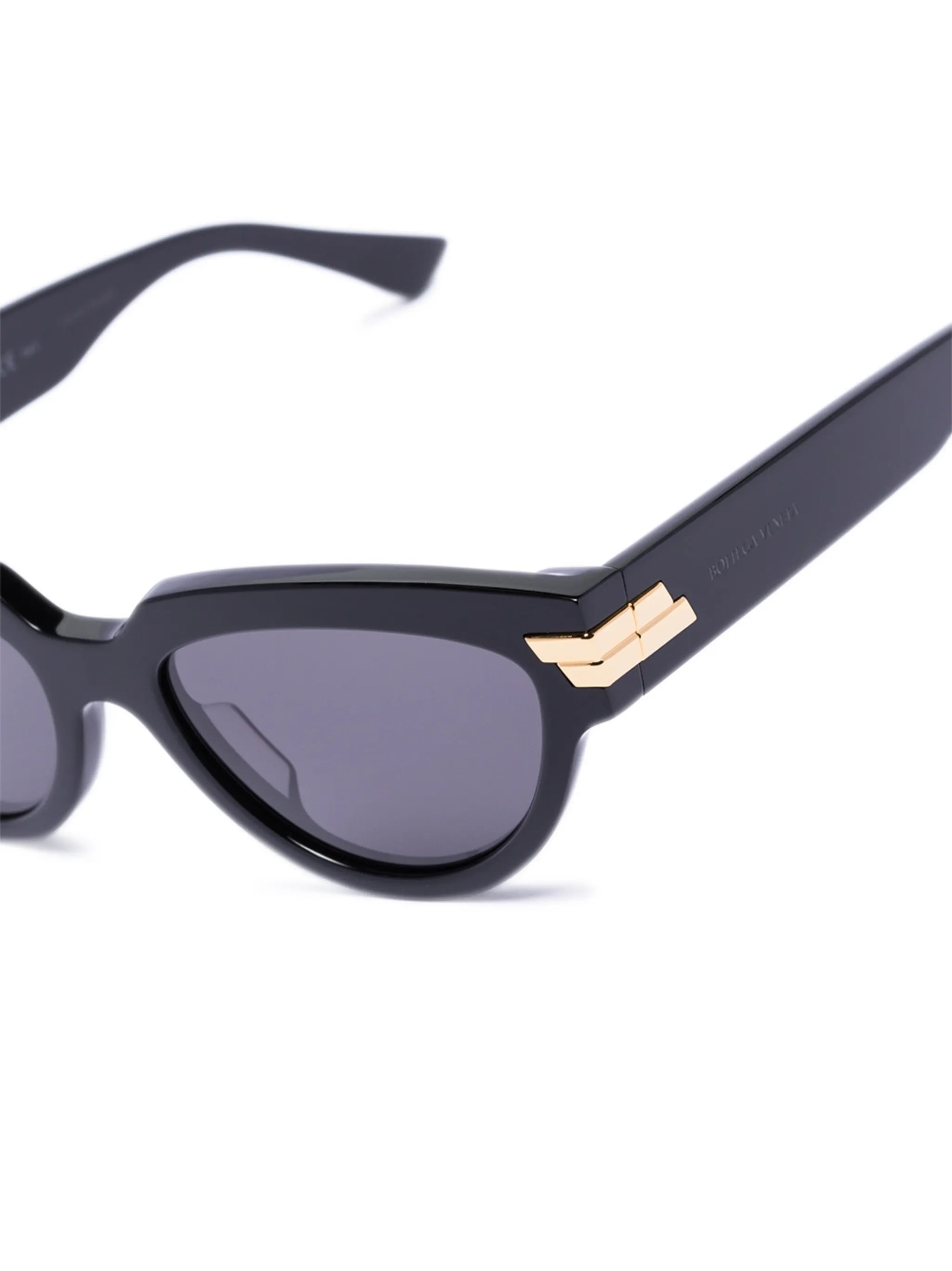 cat eye-frame sunglasses