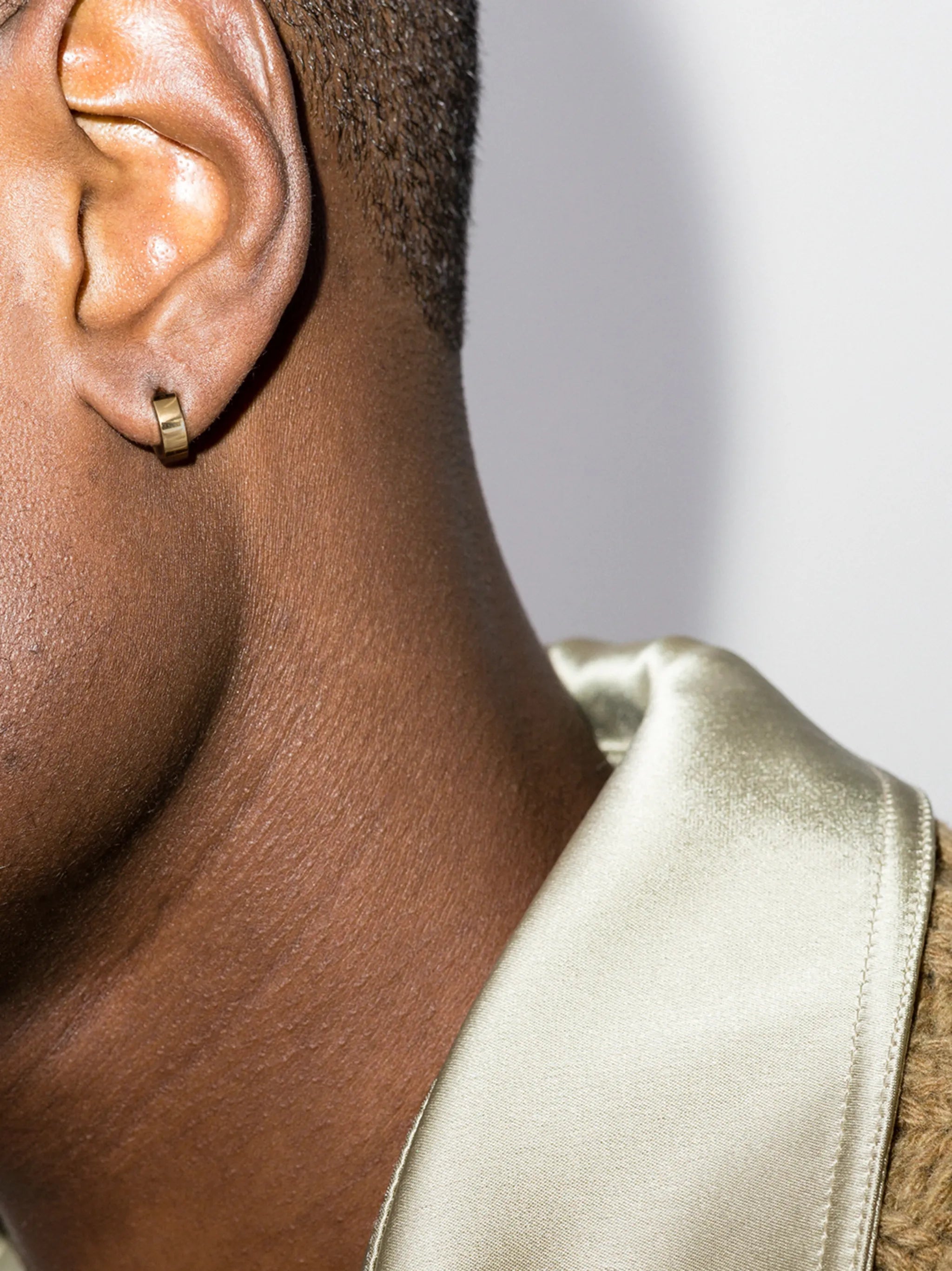 18K yellow gold La 1,9g hoop earring