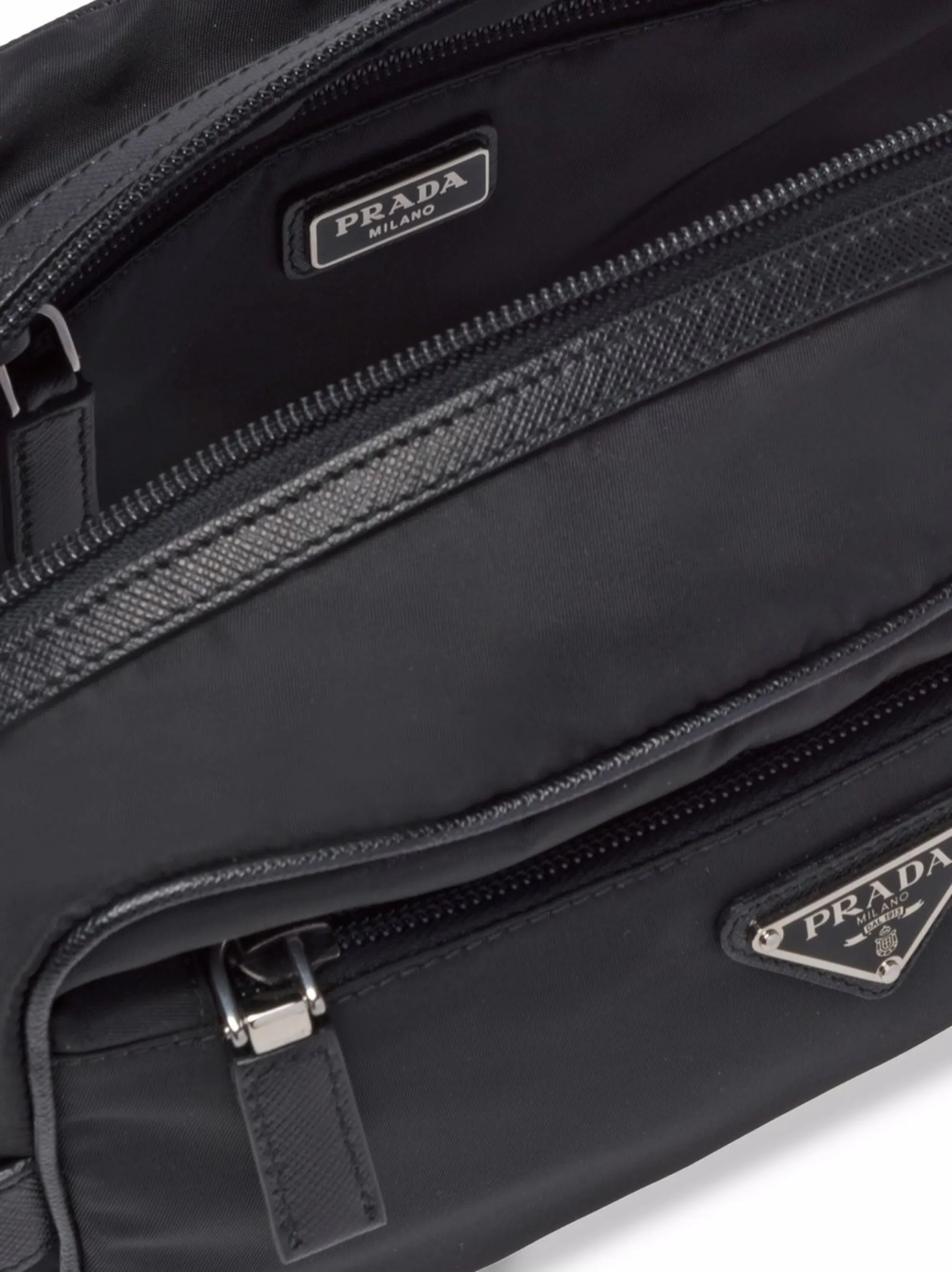 logo-plaque wash bag
