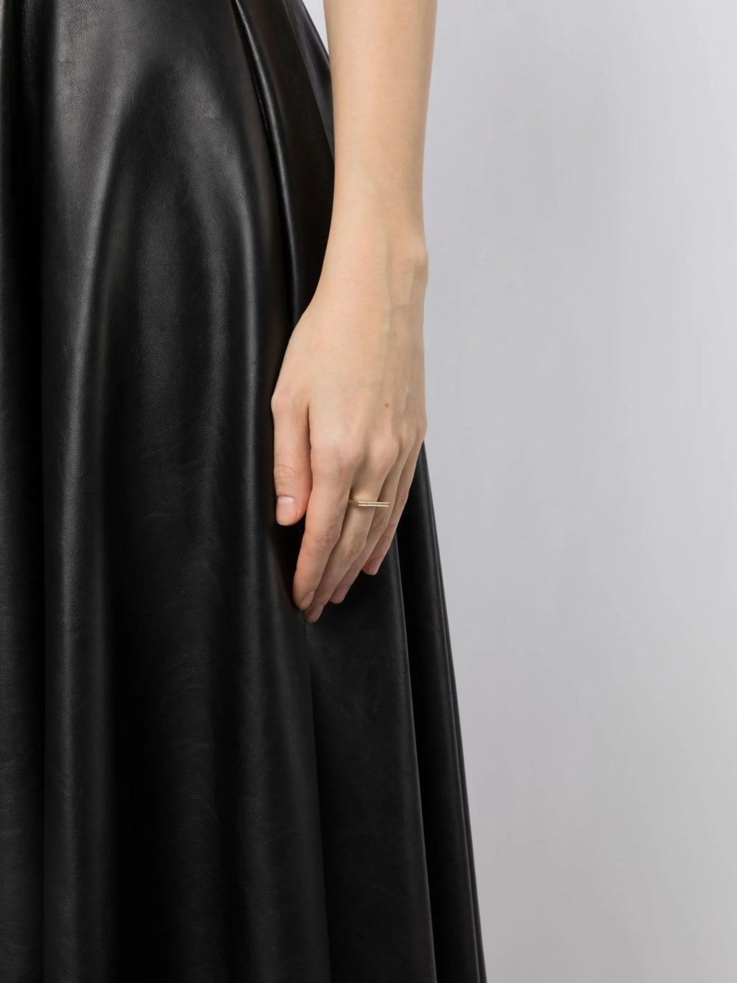 Sleek 9kt gold diamond ring