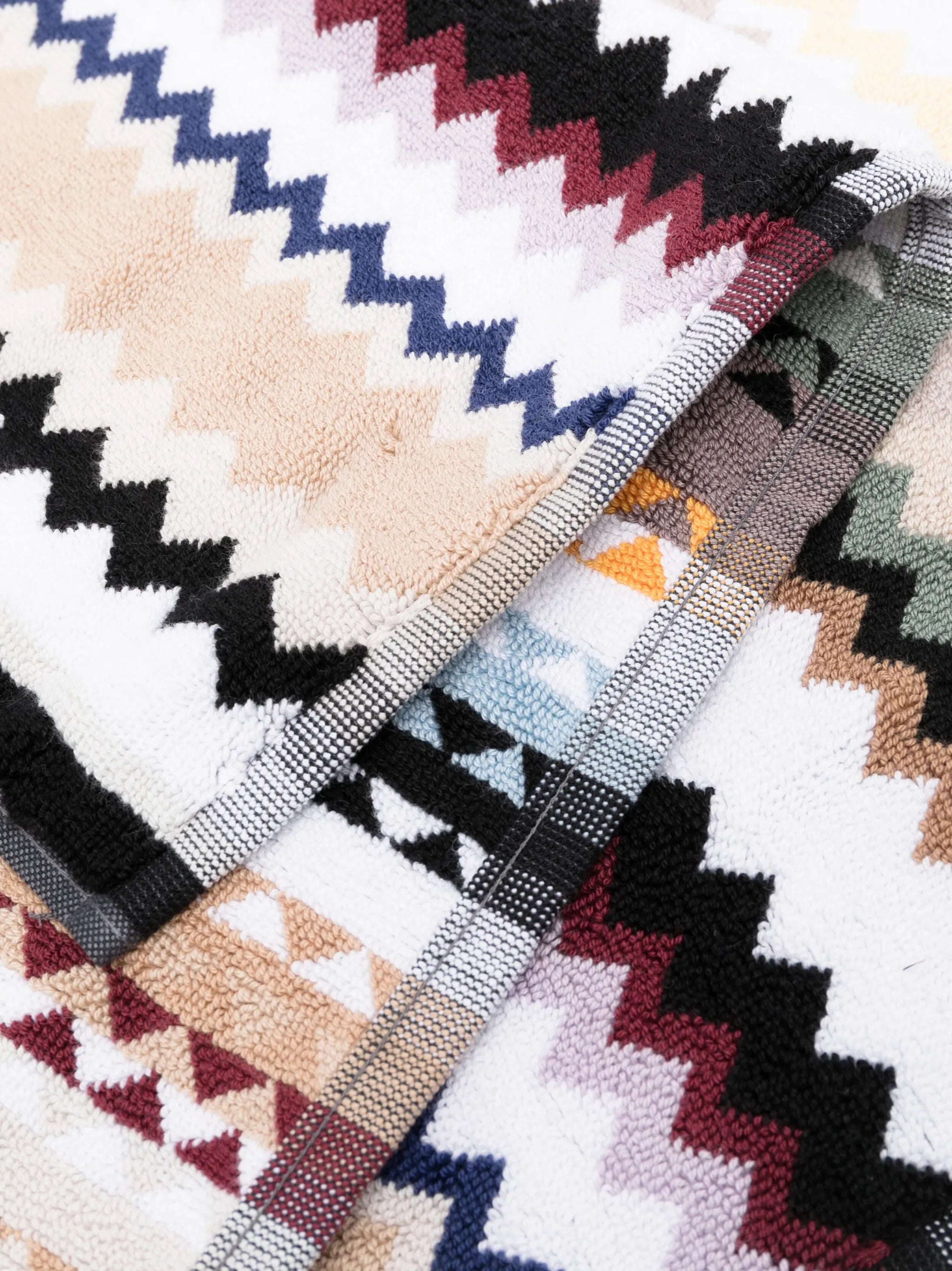 zigzag-pattern cotton bath mat