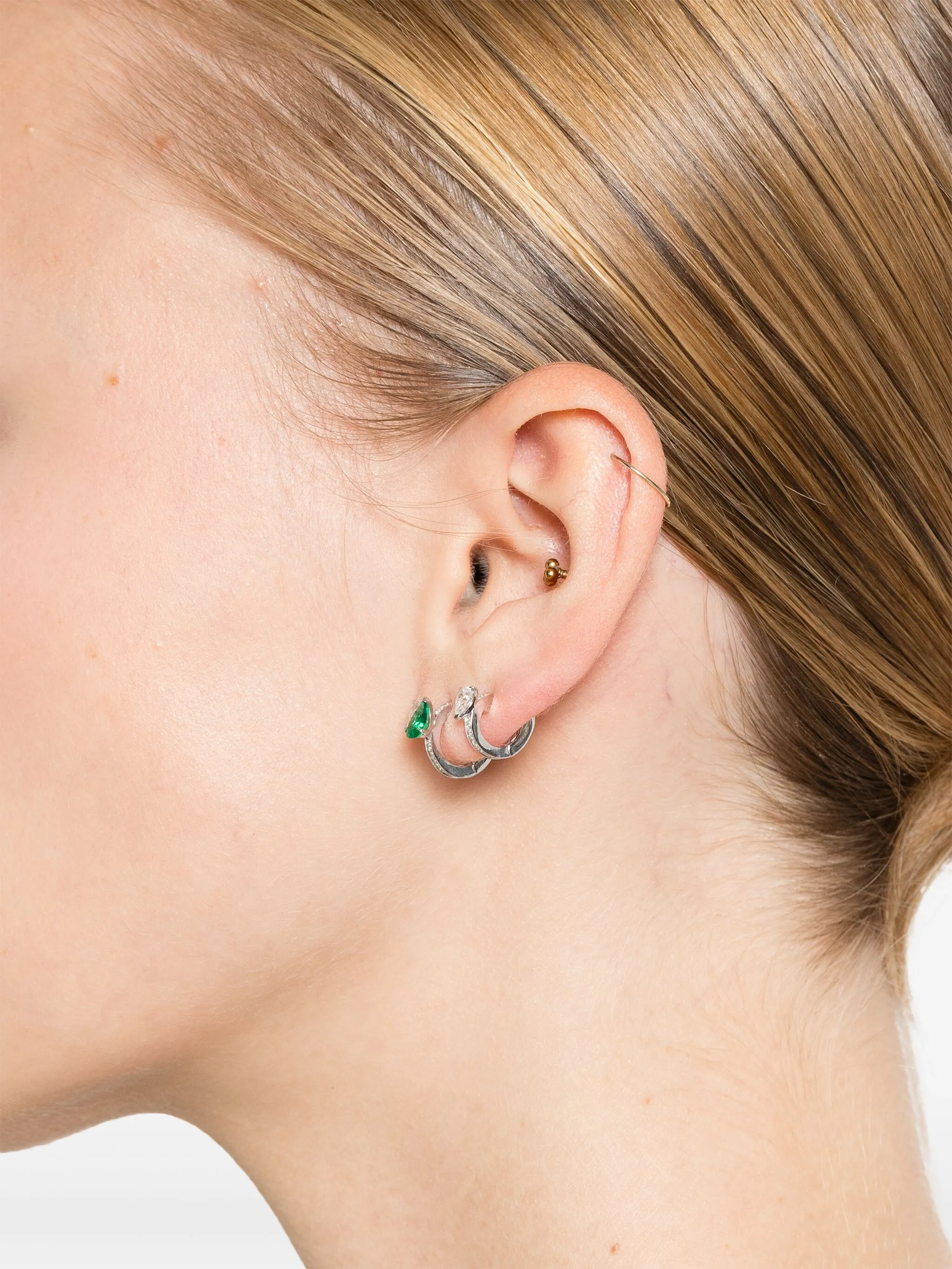 Serti sur Vide earring set with 2 diamonds and 1 emerald