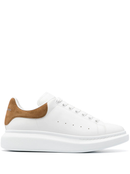 Court sneakers