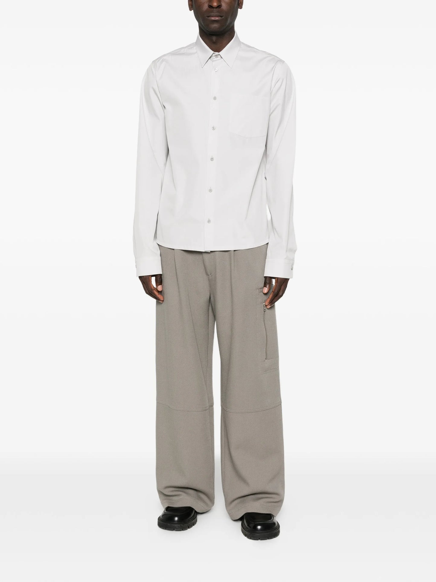 button-fastening pocket shirt