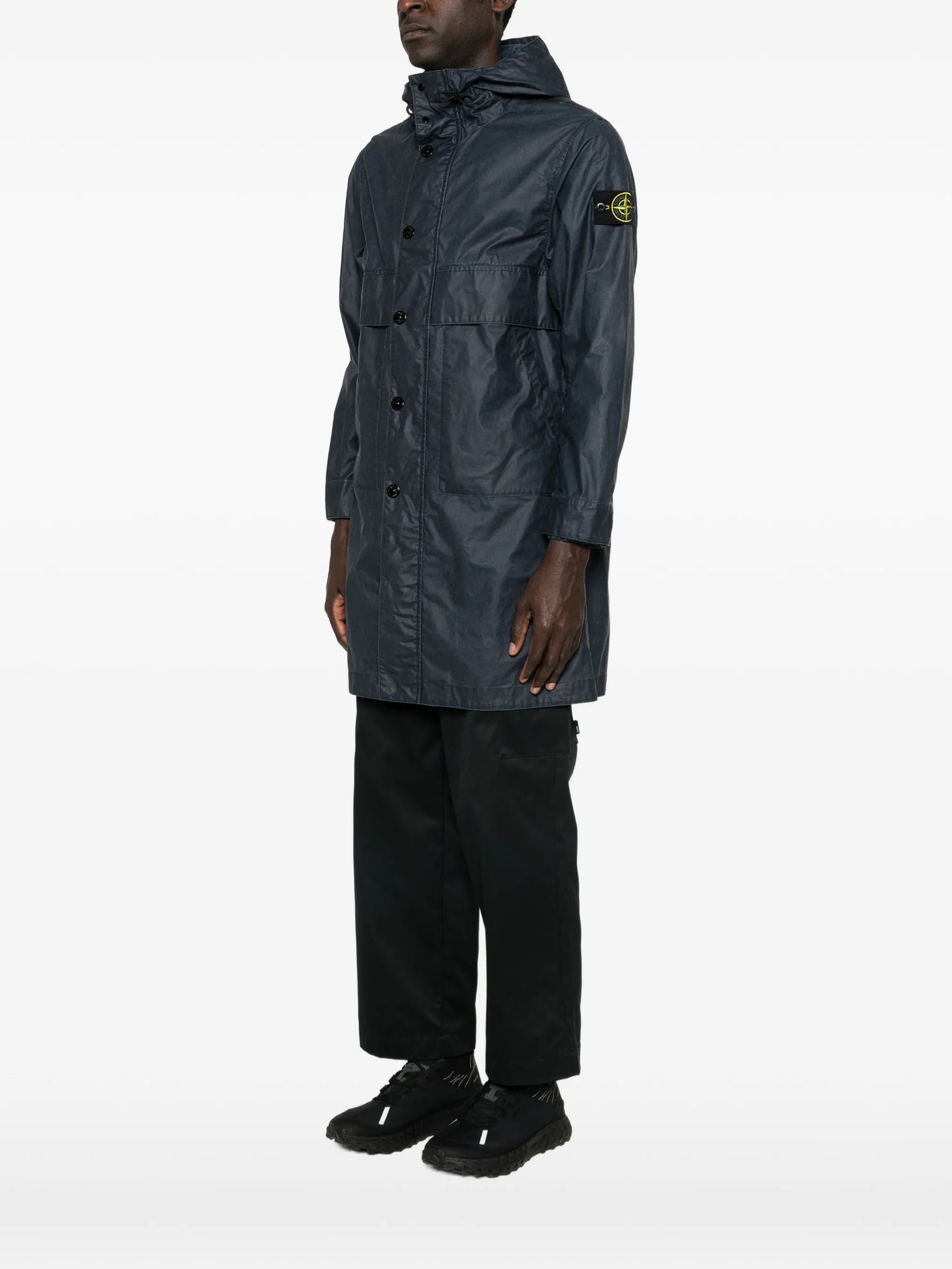 button-fastening hooded coat