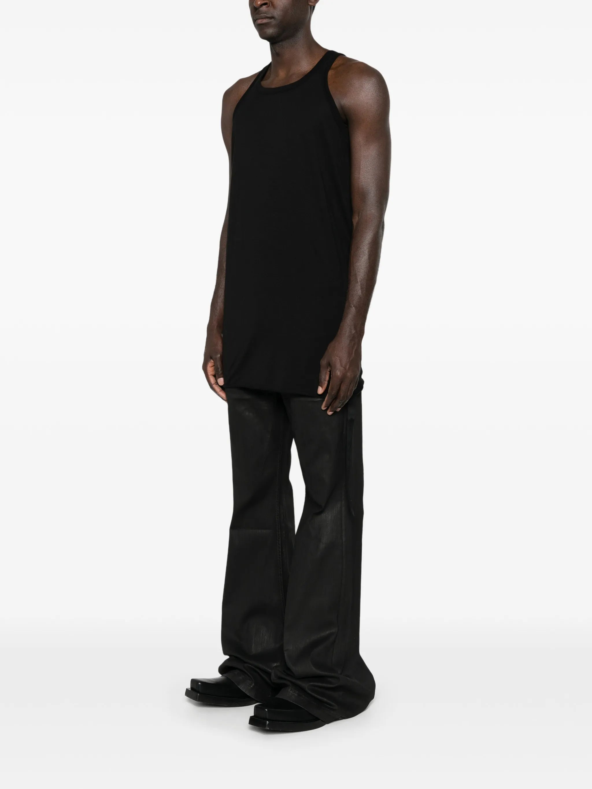 sleeveless T-shirt