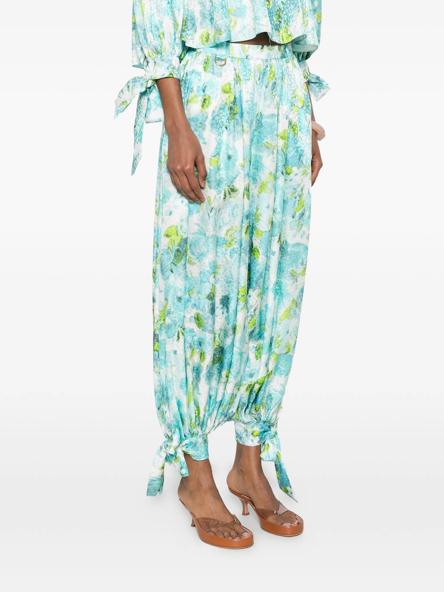 floral-print pleated trousers