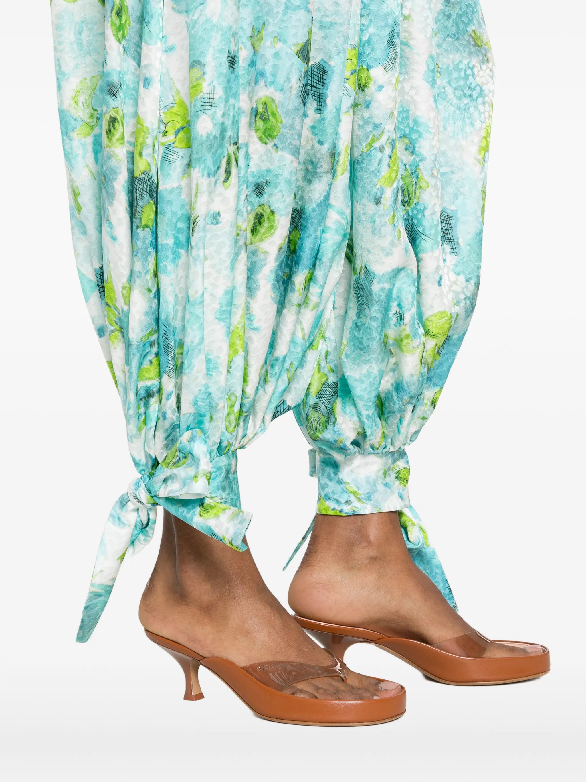 floral-print pleated trousers
