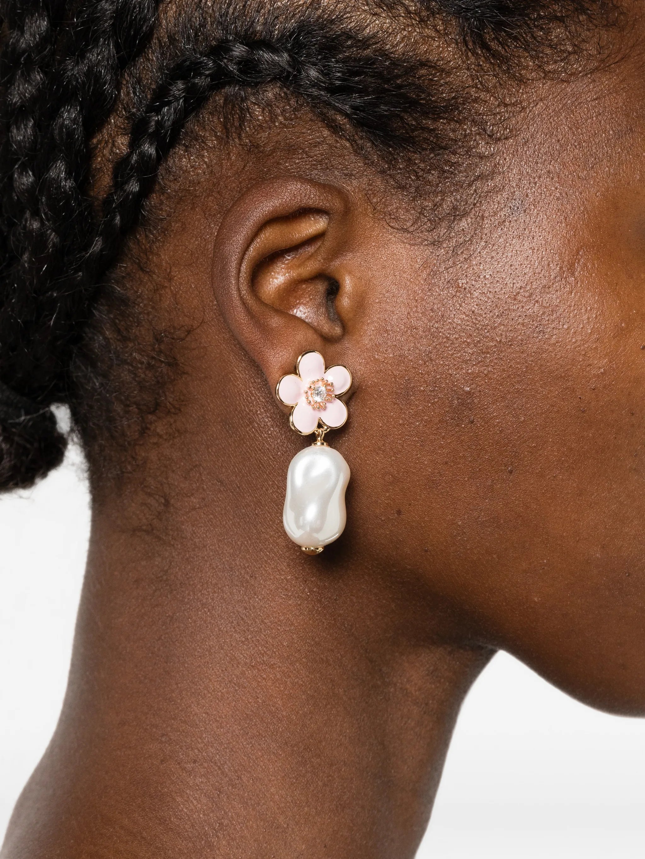 flower-motif pearl-drop earrings