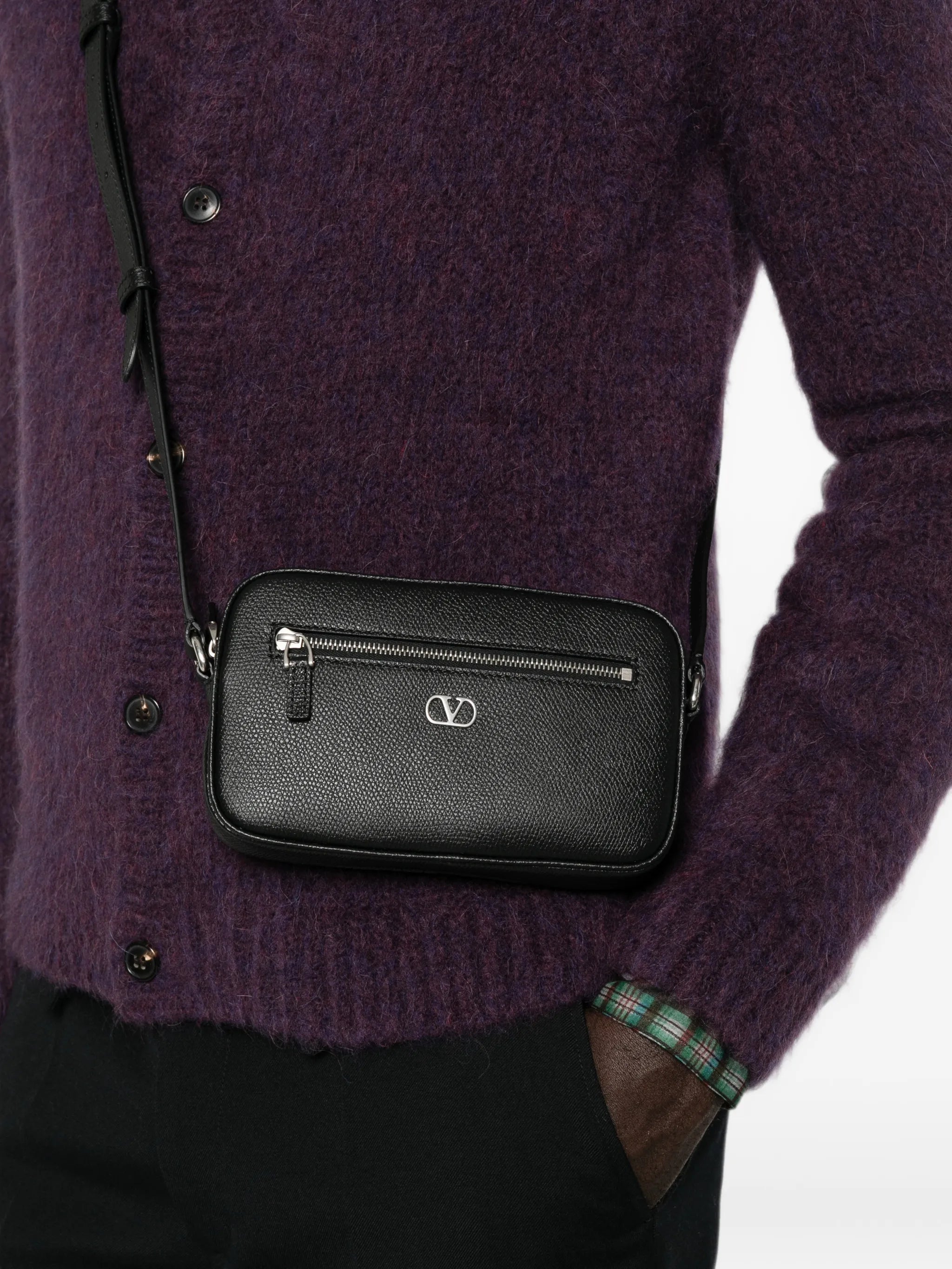 VLogo leather messenger bag