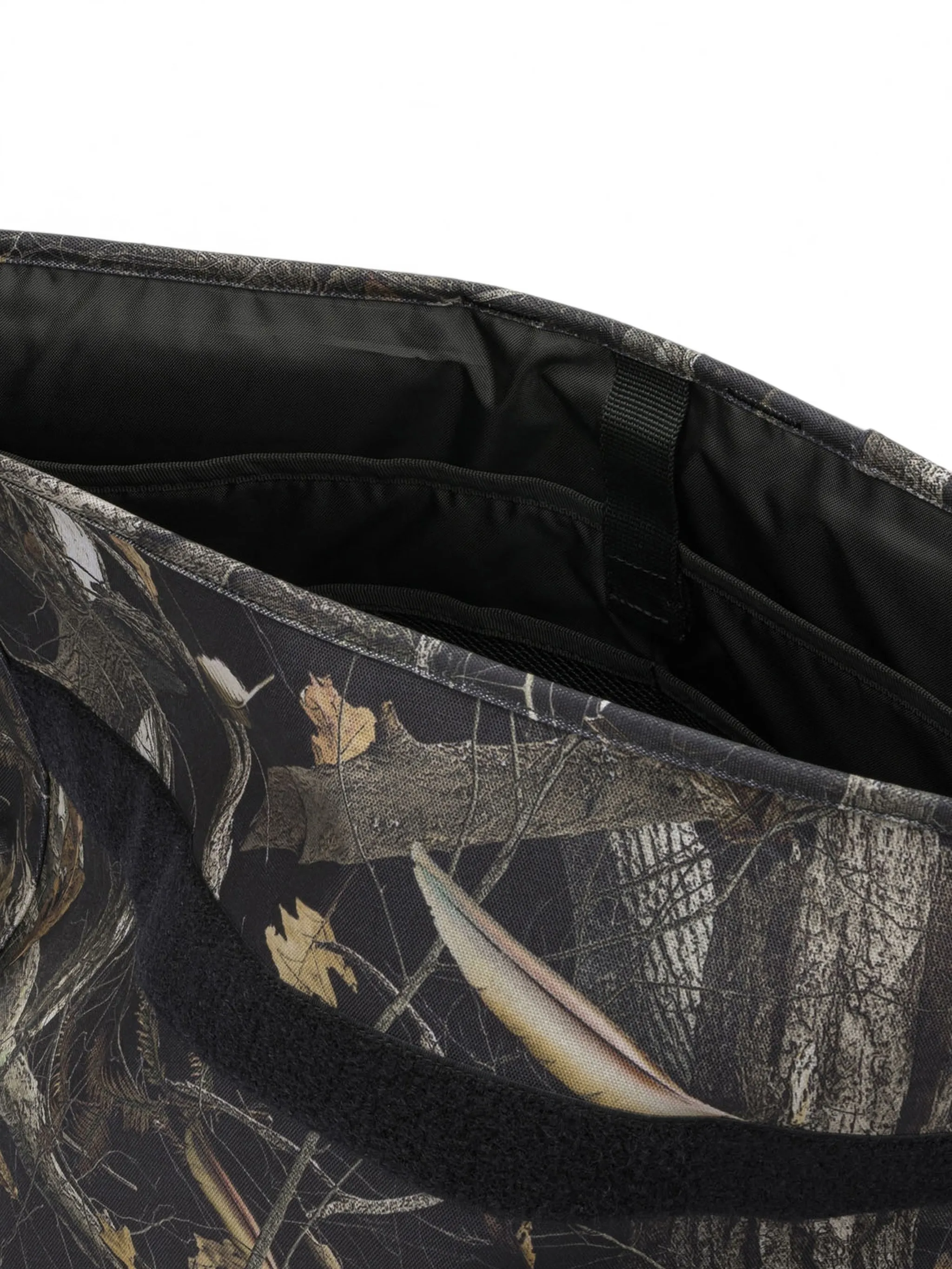 camouflage-print buckle-fastening shoulder bag