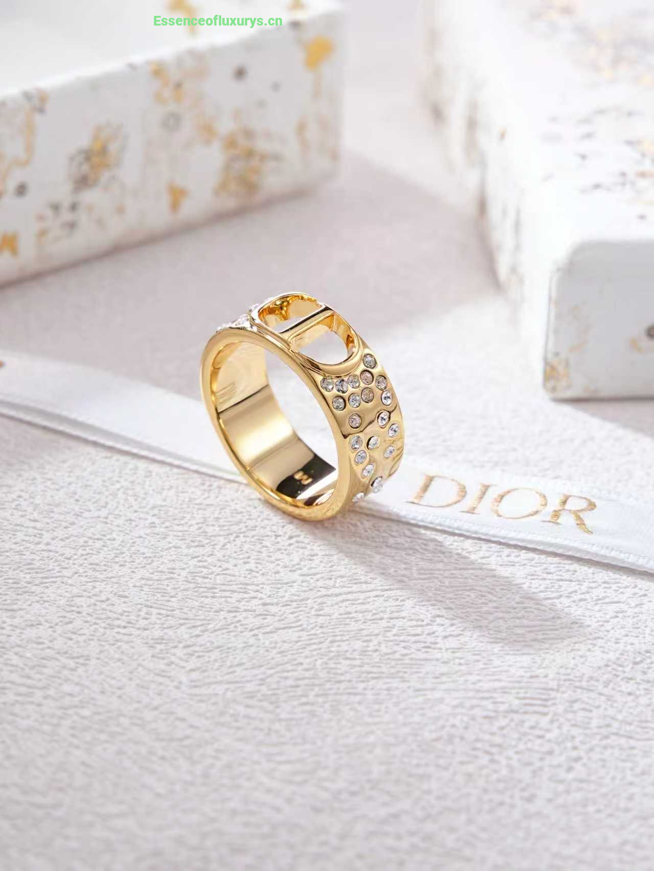 Who manufactures replica Cushions