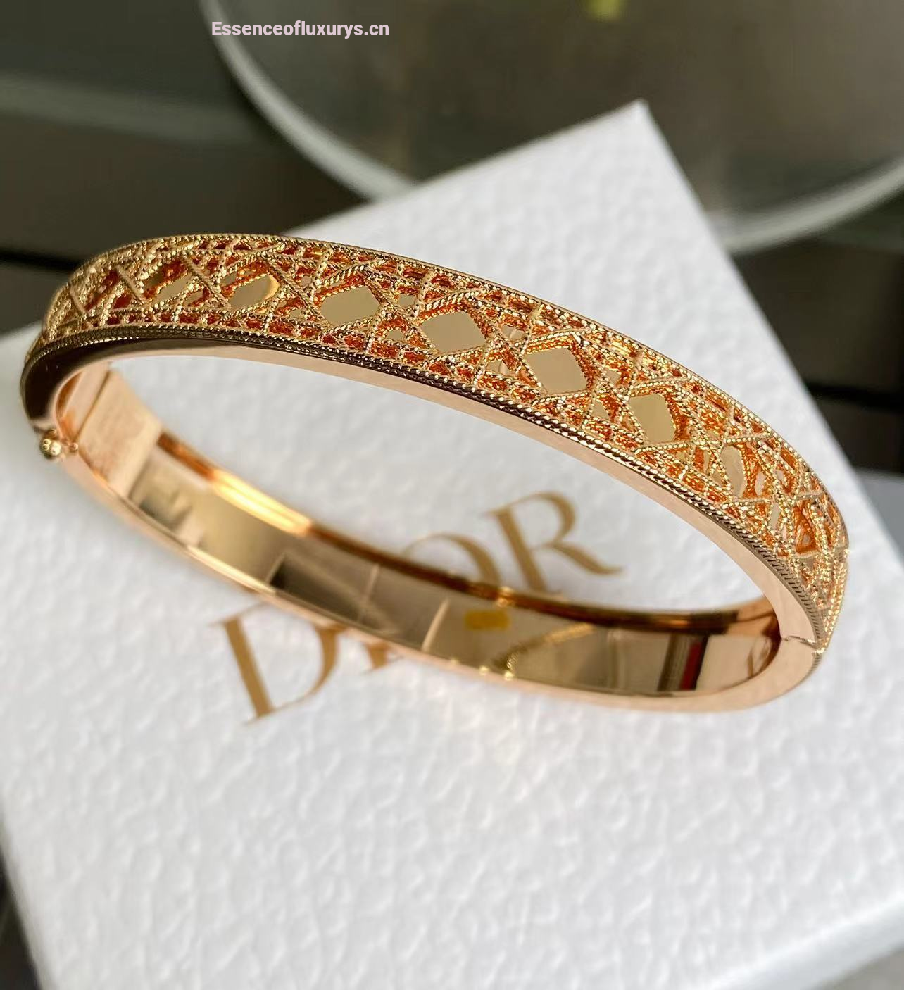 How do people sell replicas Anya Hindmarch Handbags