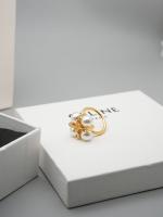 Who manufactures replica Andrea Wazen Shoes